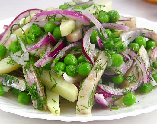 1. Салат с зелёным горошком, колбасой и сухариками